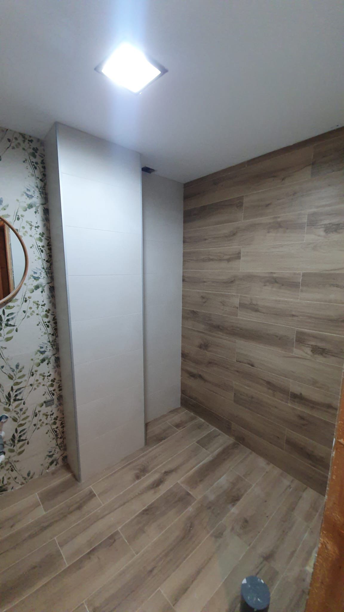 Ducha terminada con revestimiento cerámico imitación madera