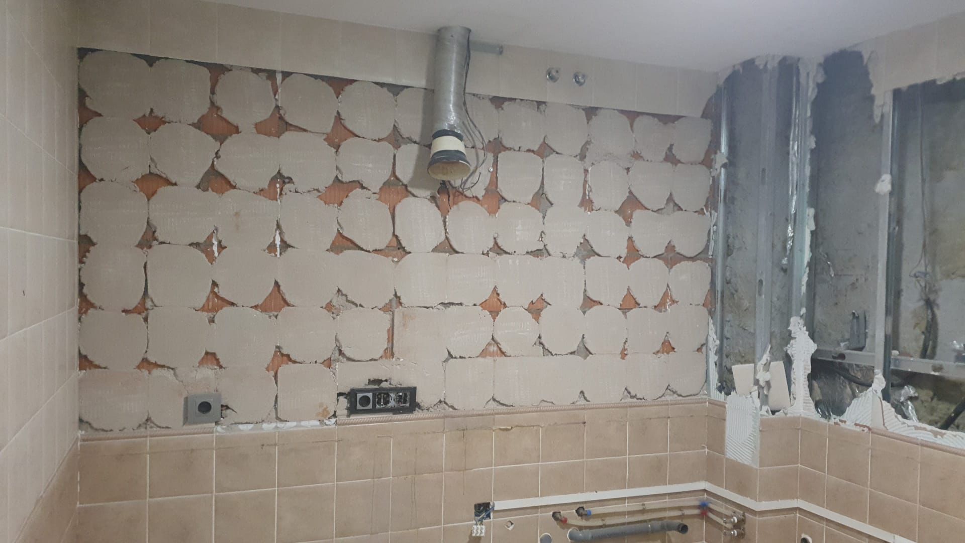 Instalación de techo de pladur durante una reforma
