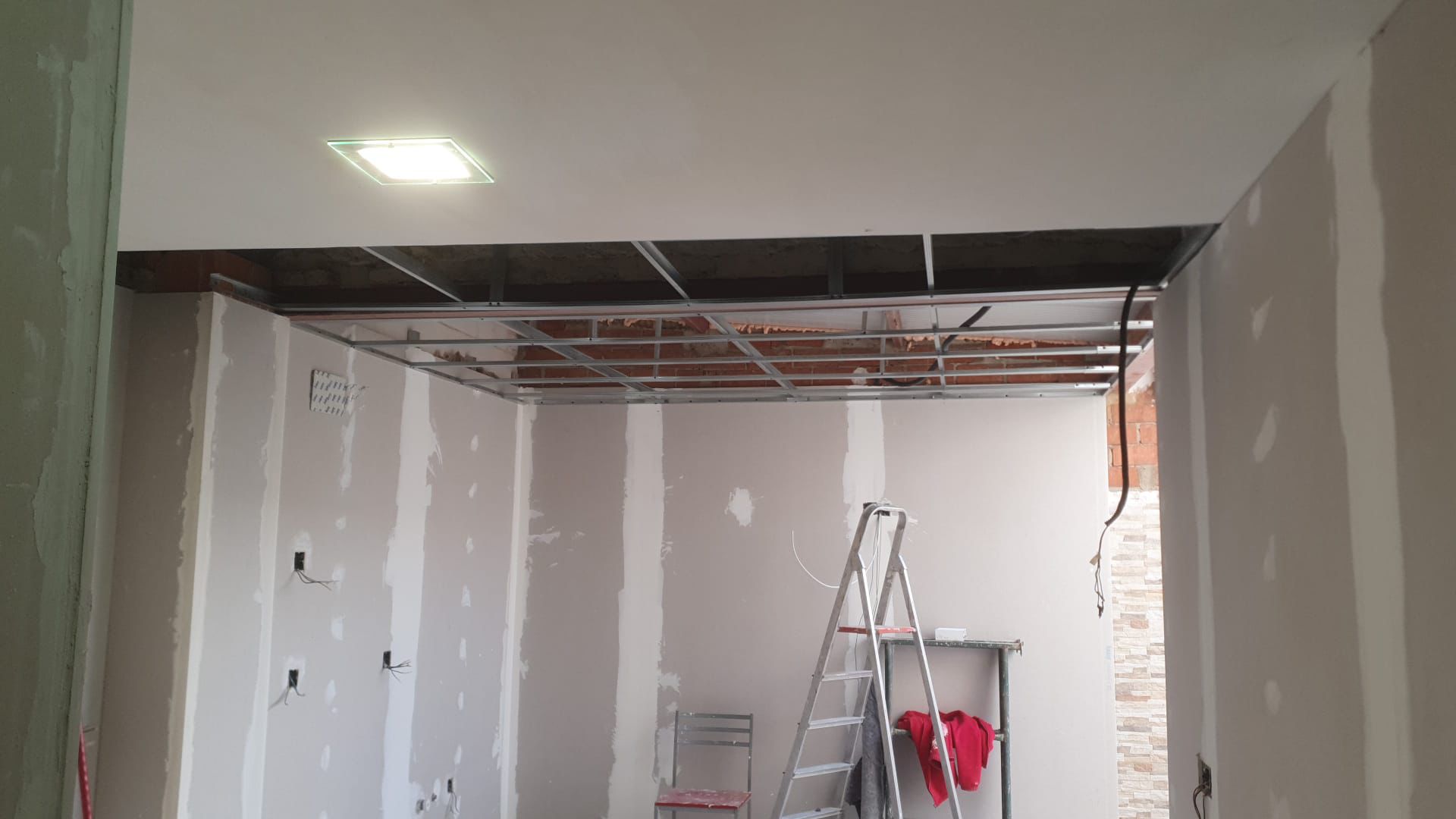 Instalación de techo de pladur durante una reforma